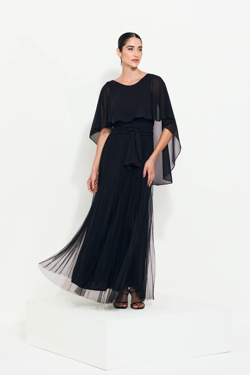 Vestido com capa e saia plissada