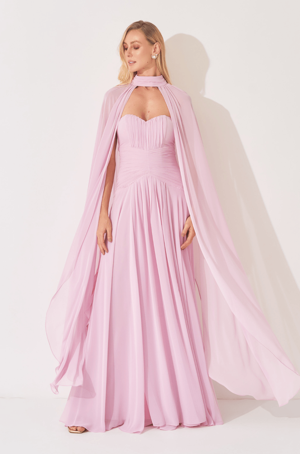 Vestido tomara-que-caia com capa