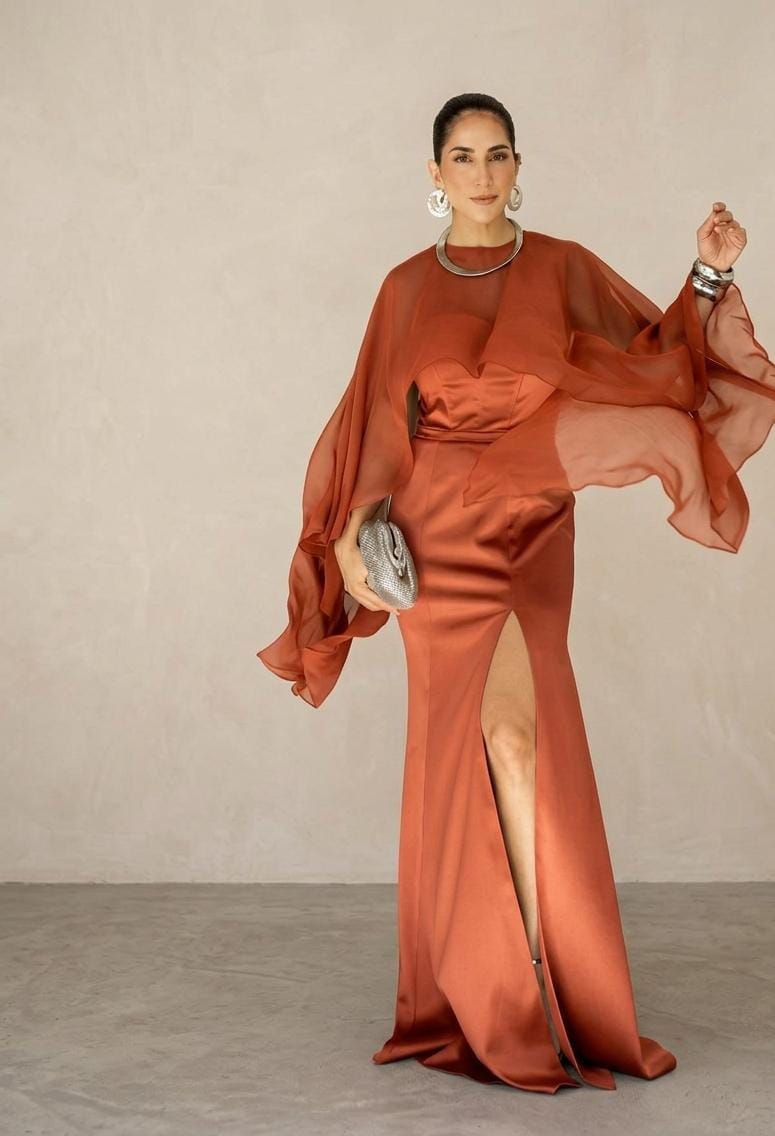Vestido tomara-que-caia com capa